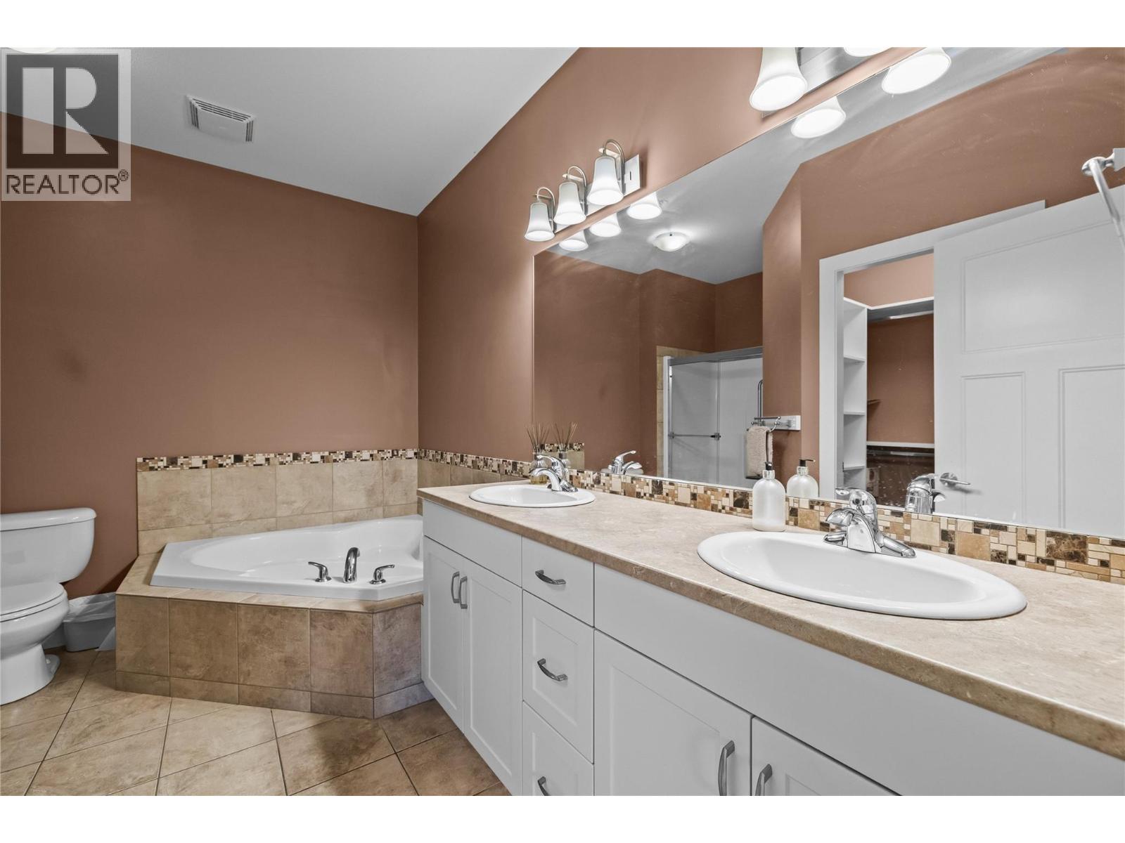 #2 2421 Glacier Court - 20