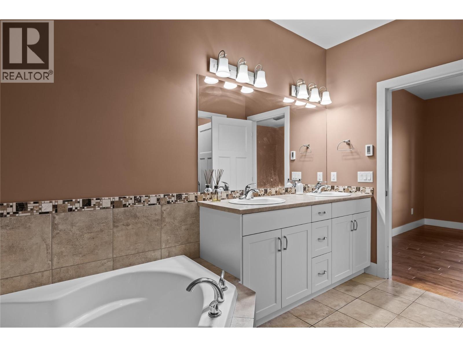 #2 2421 Glacier Court - 22
