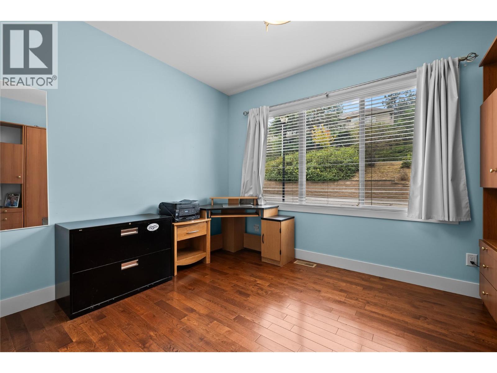 #2 2421 Glacier Court - 27