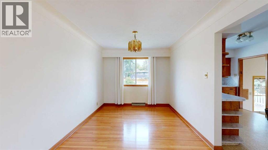 712 55 Avenue SW - 7