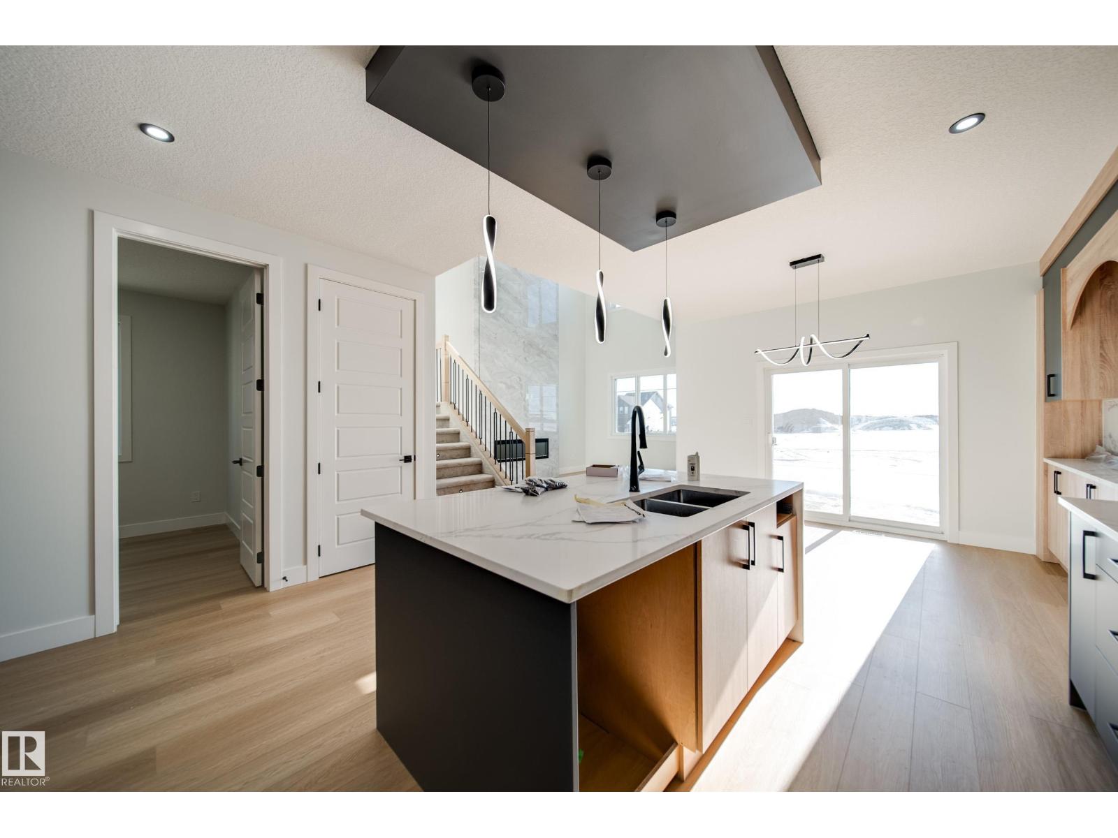 7027 177 AV NW - 8