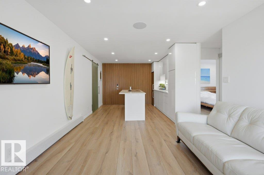 6 4415 Lakeshore Drive