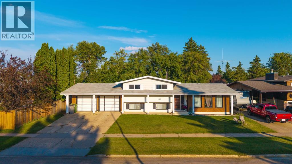 3007 52 Avenue - 1
