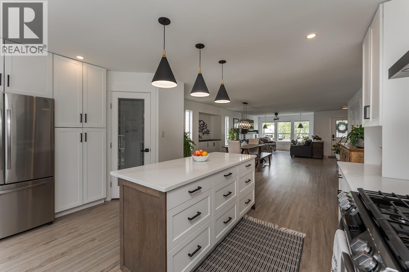 Photo 8 of 40 — 5940 KOVACHICH DRIVE · Prince George, BC