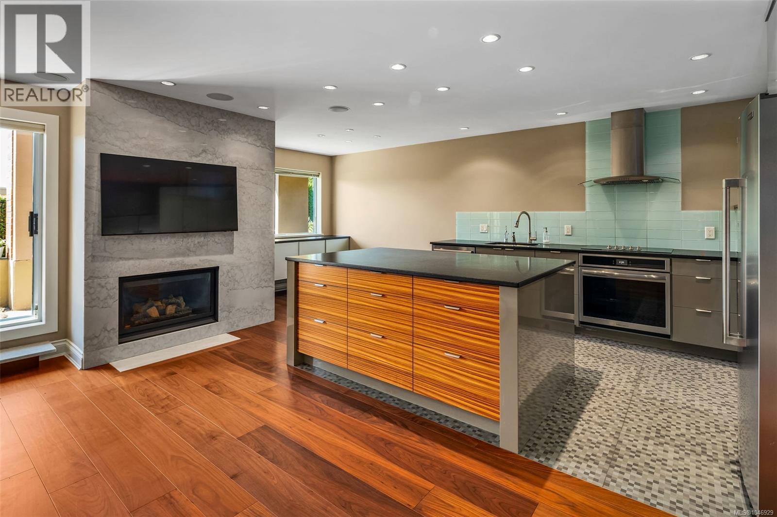 #106 75 Songhees Rd - 15