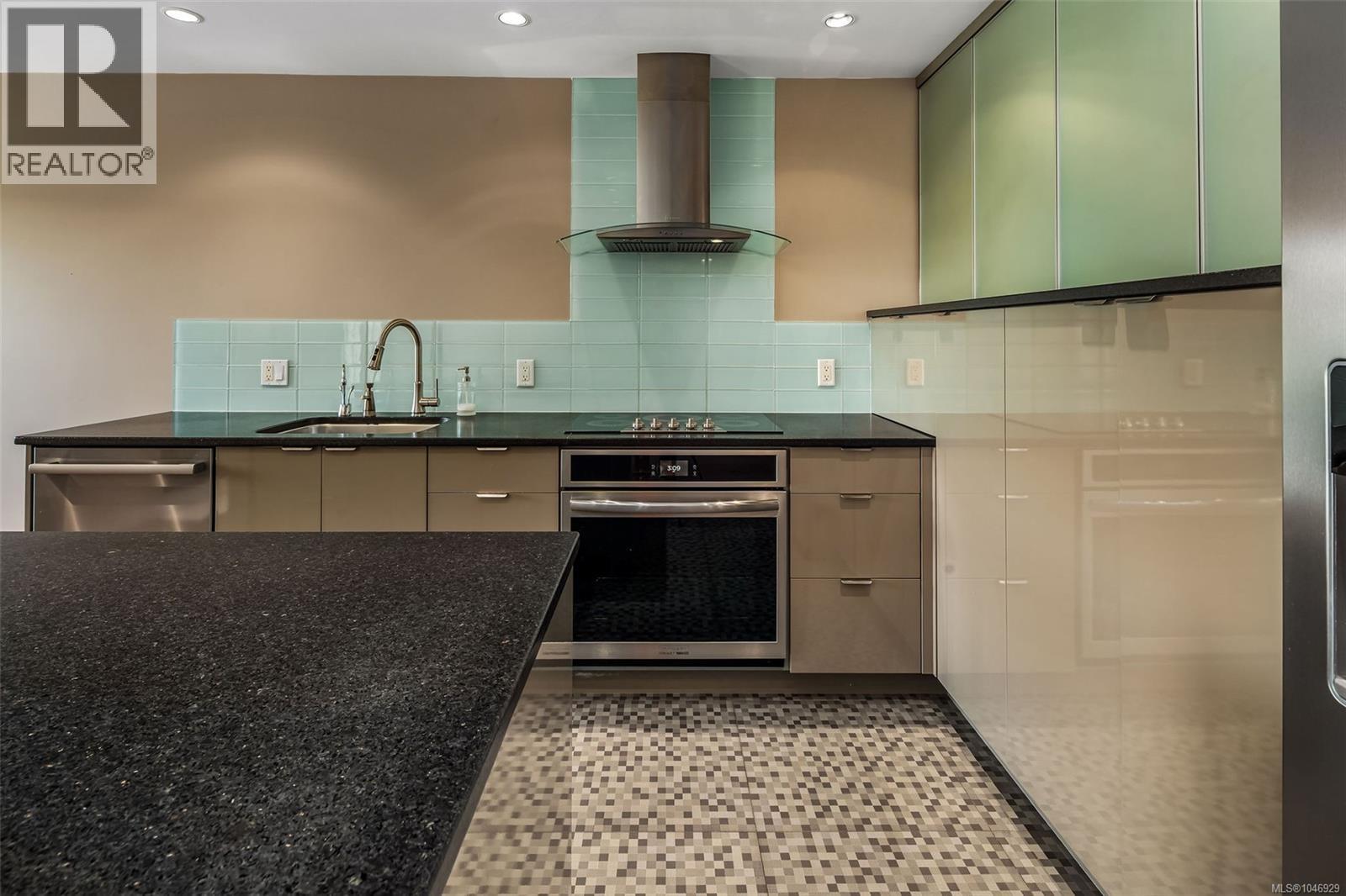 #106 75 Songhees Rd - 25