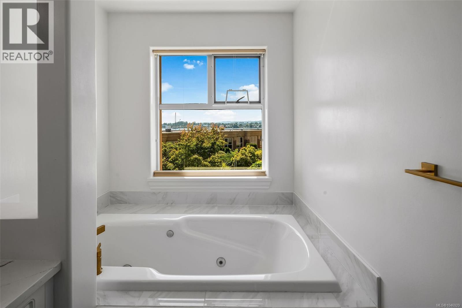 #106 75 Songhees Rd - 40