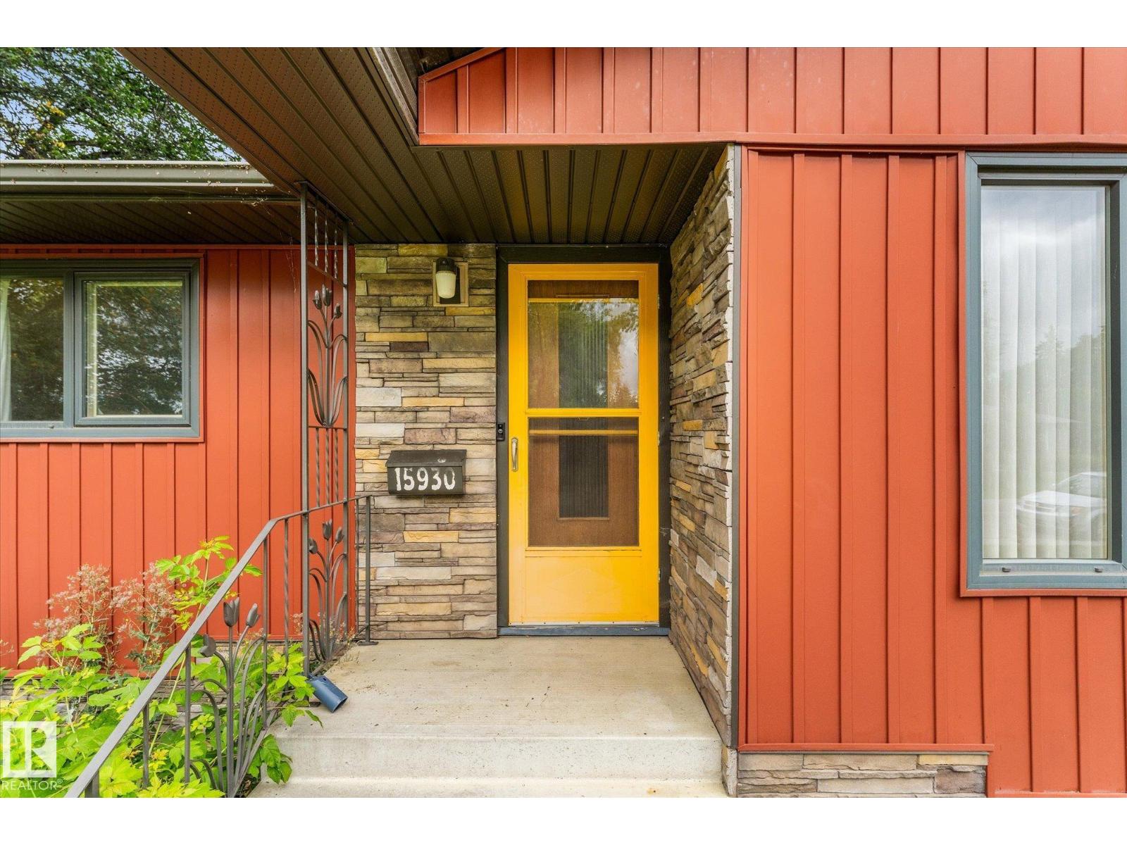 15930 93 AV NW - 3