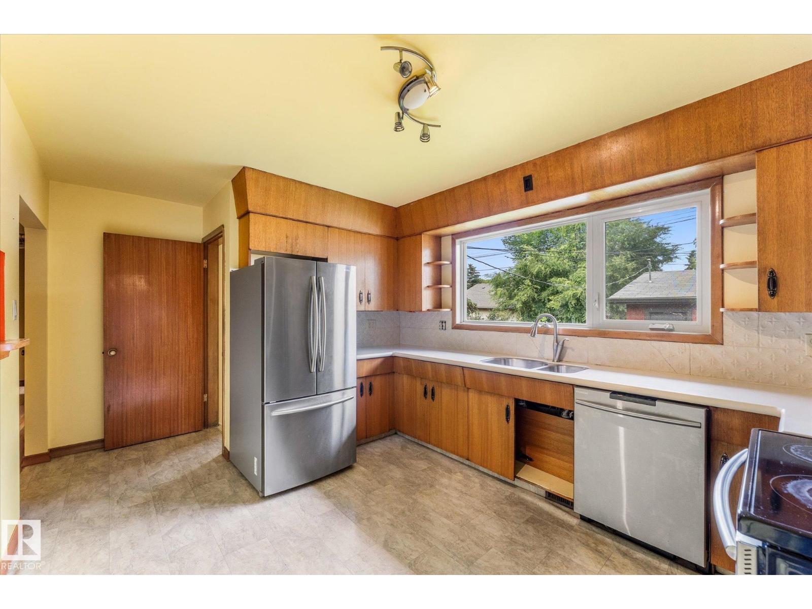 15930 93 AV NW - 13