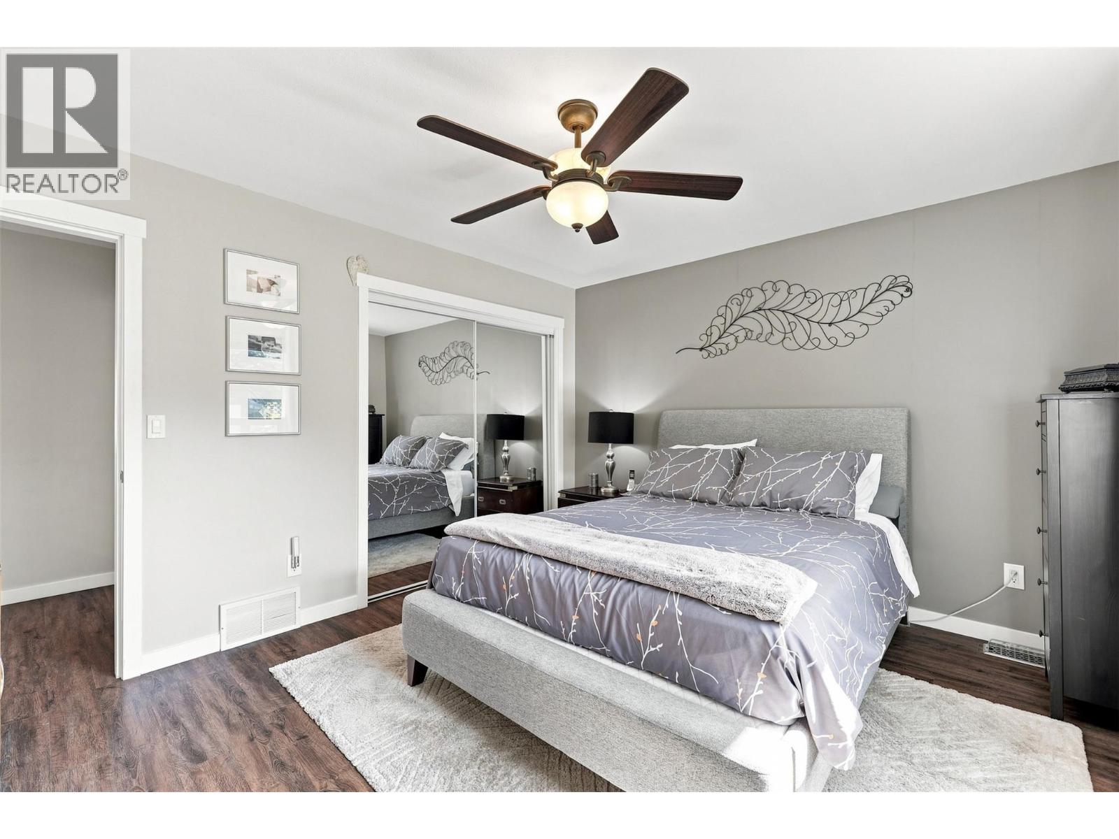 #12 2020 Van Horne Drive - 17