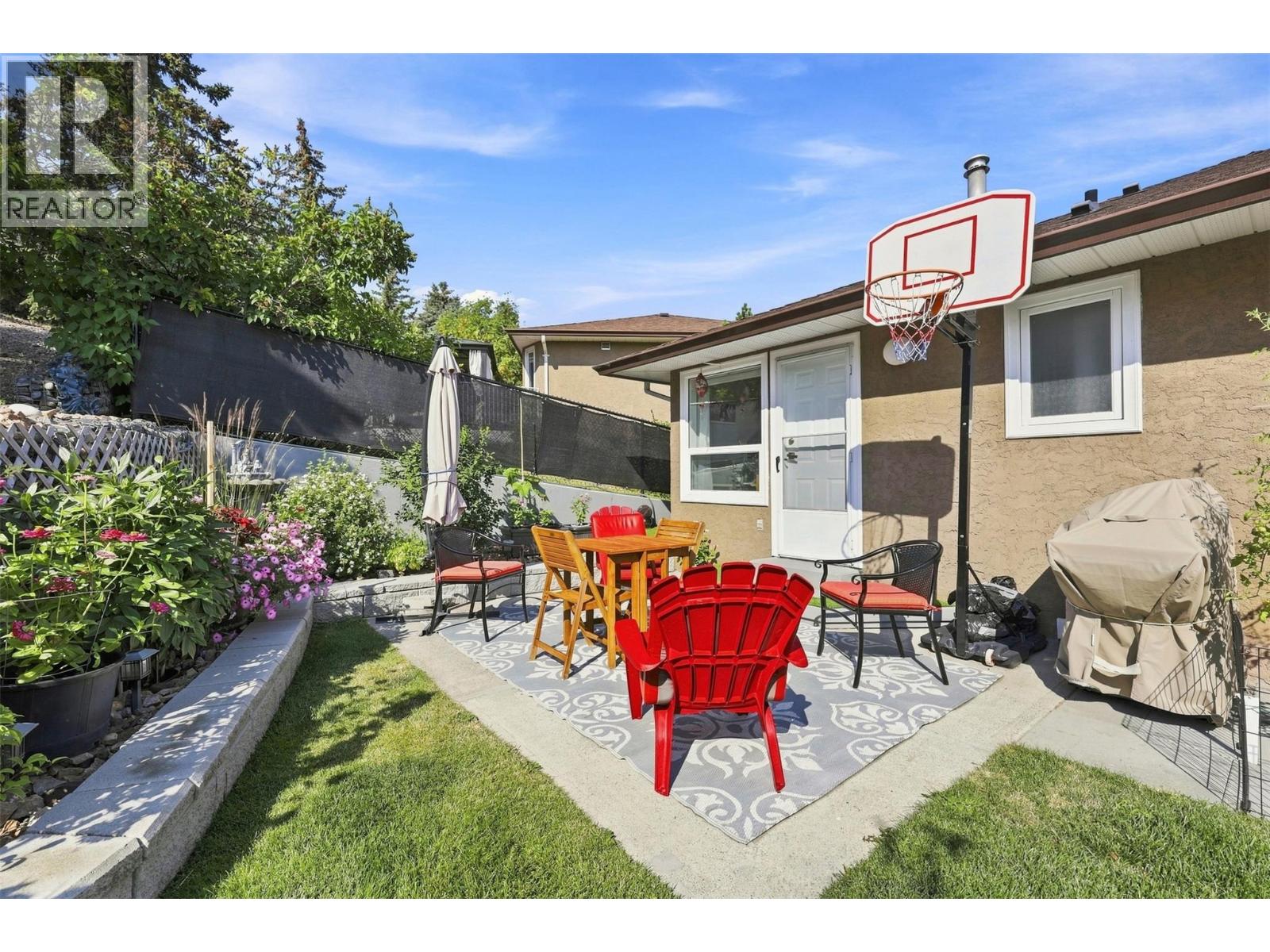 #12 2020 Van Horne Drive - 25