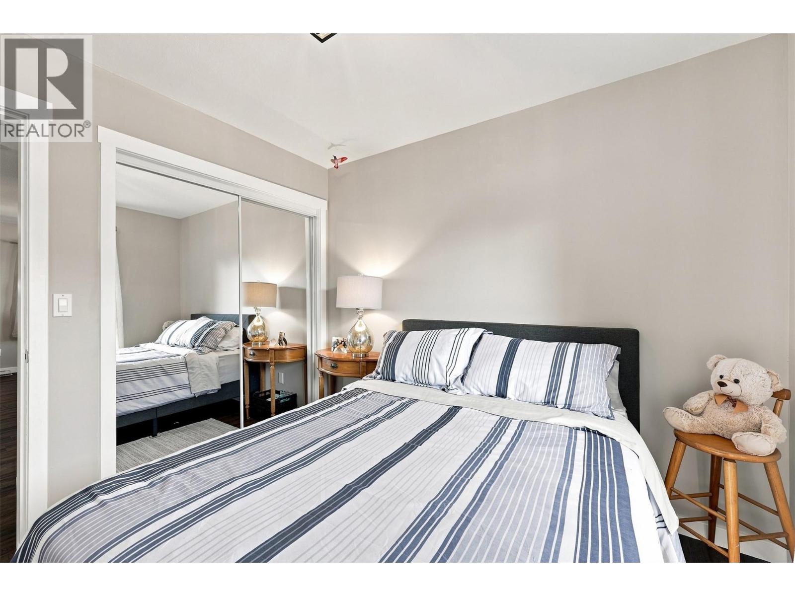 #12 2020 Van Horne Drive - 20