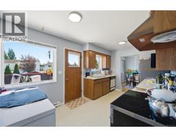 Kitchen - 3971 Cedarwood St, Saanich, BC V8N3N3 Photo 13