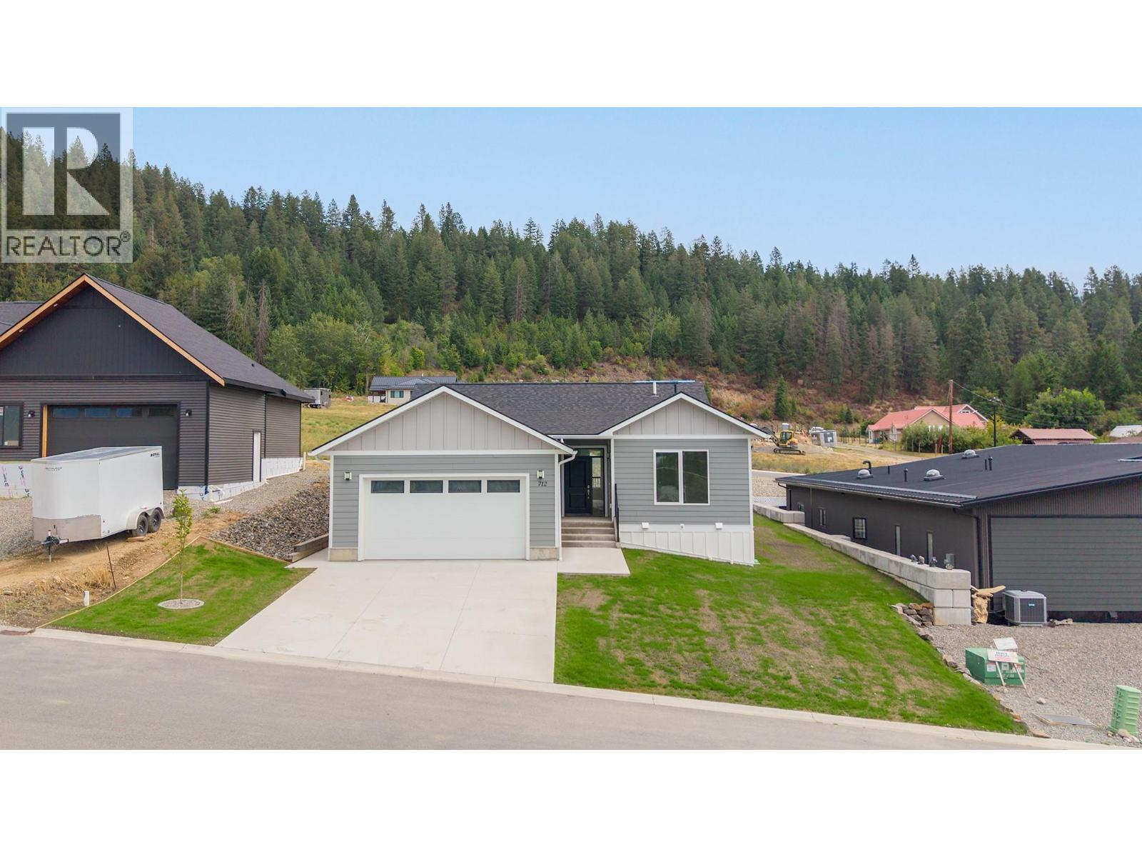 712 Mountain View Crescent - 2