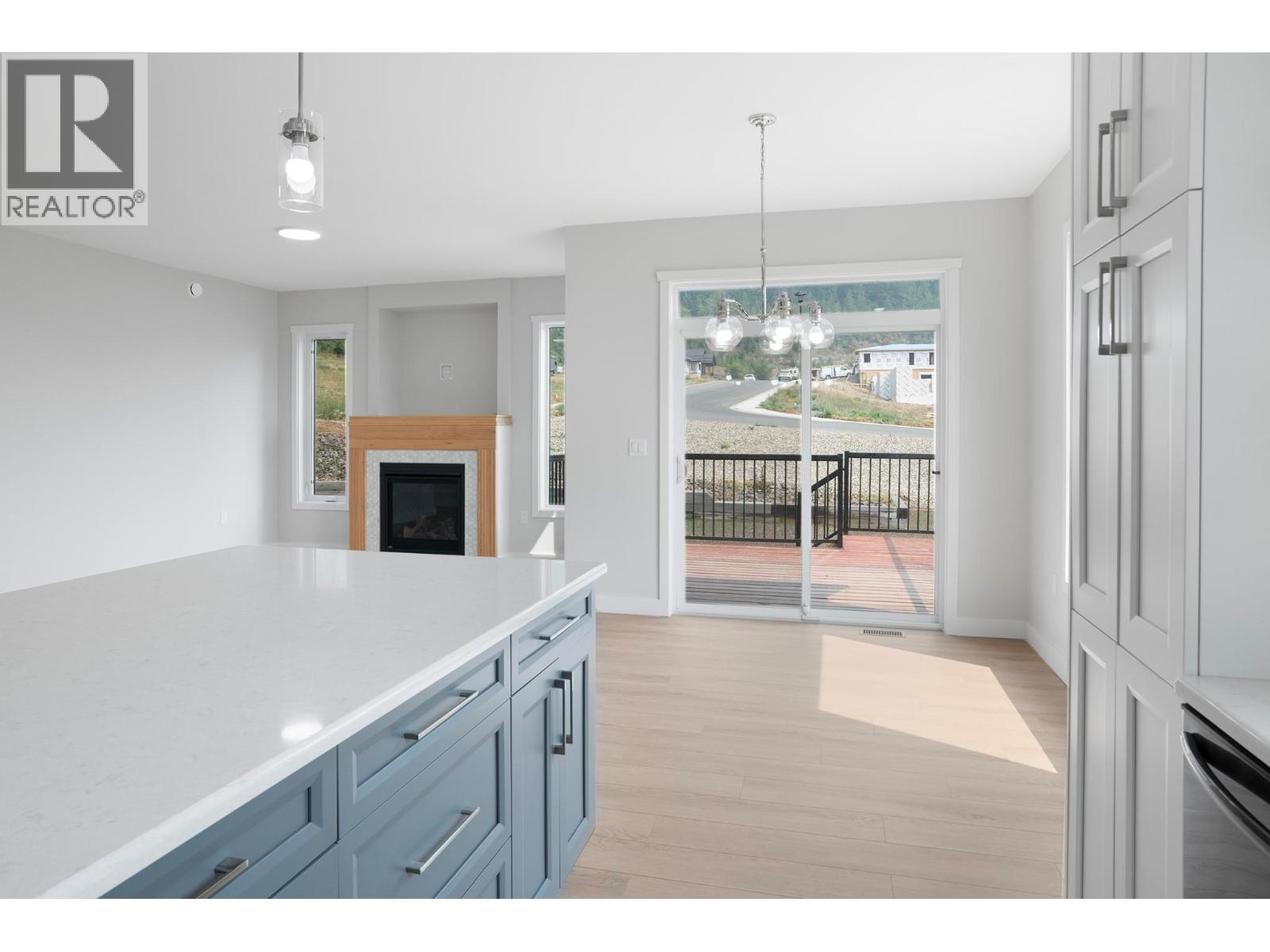 712 Mountain View Crescent - 11