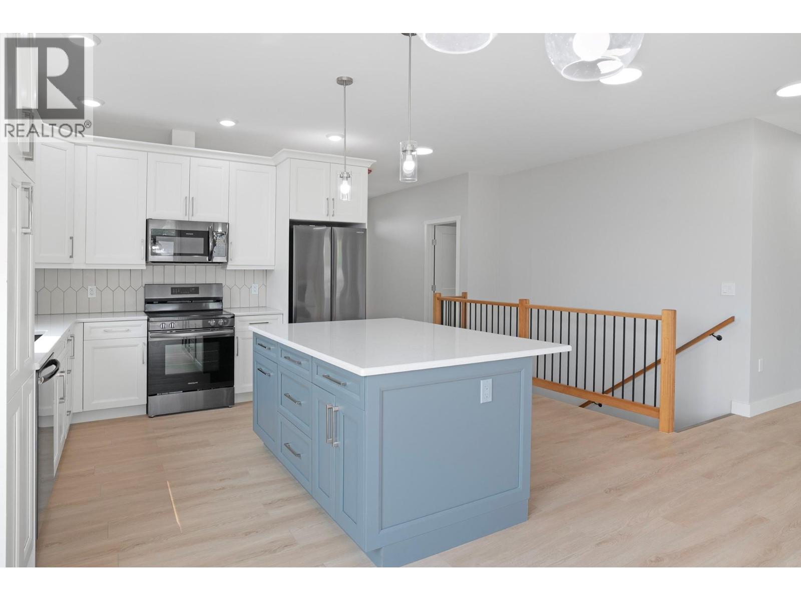 712 Mountain View Crescent - 10