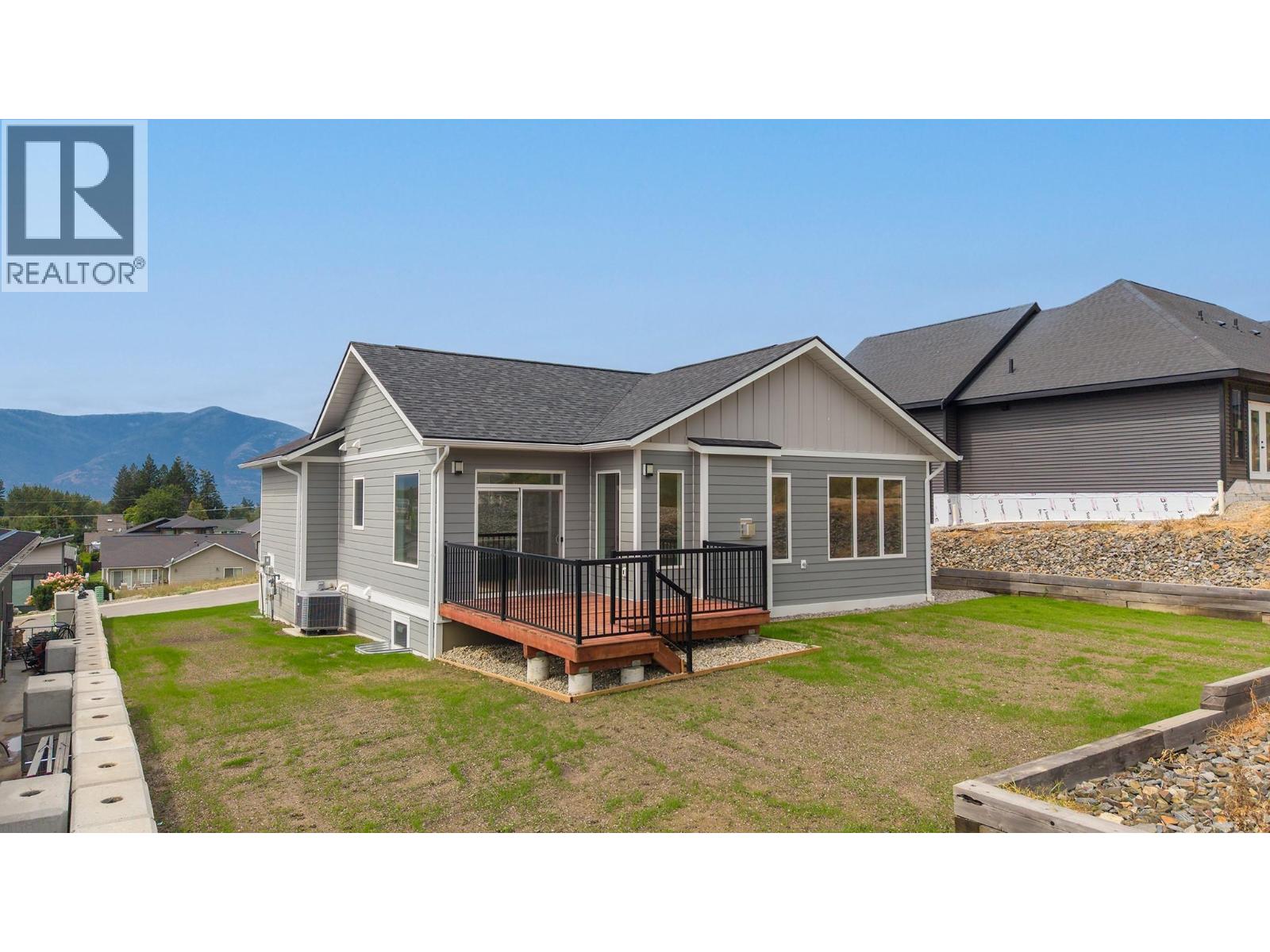 712 Mountain View Crescent - 3