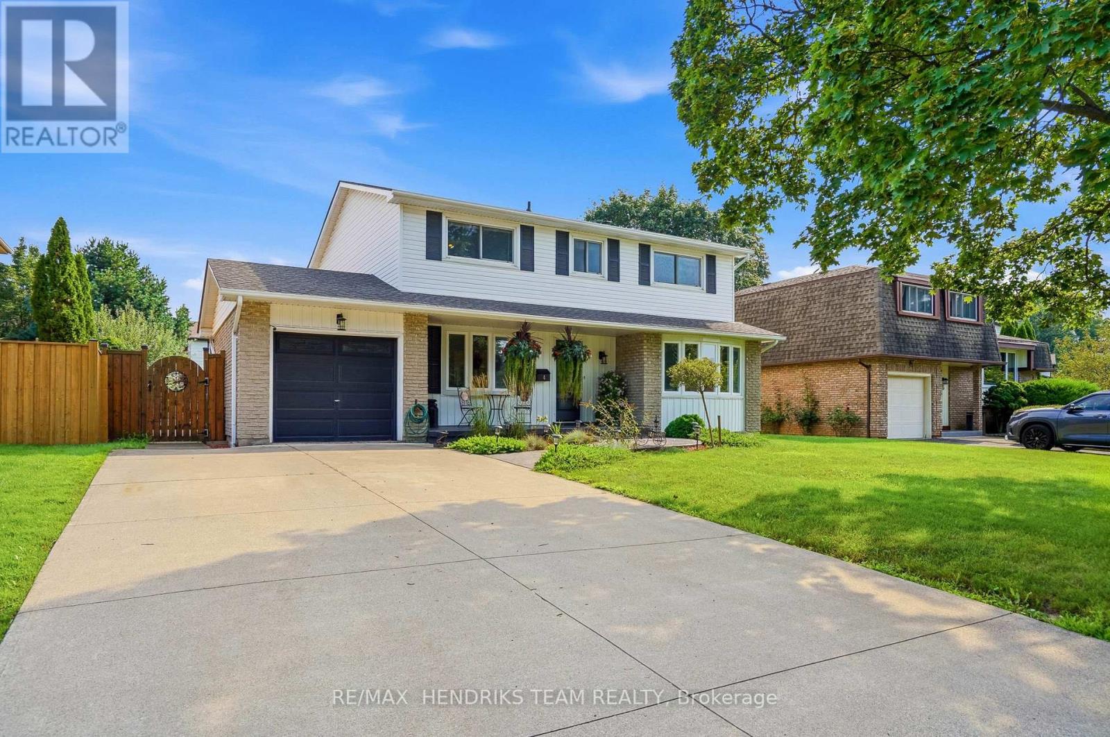 4 ROYAL ORCHARD CRESCENT - 2