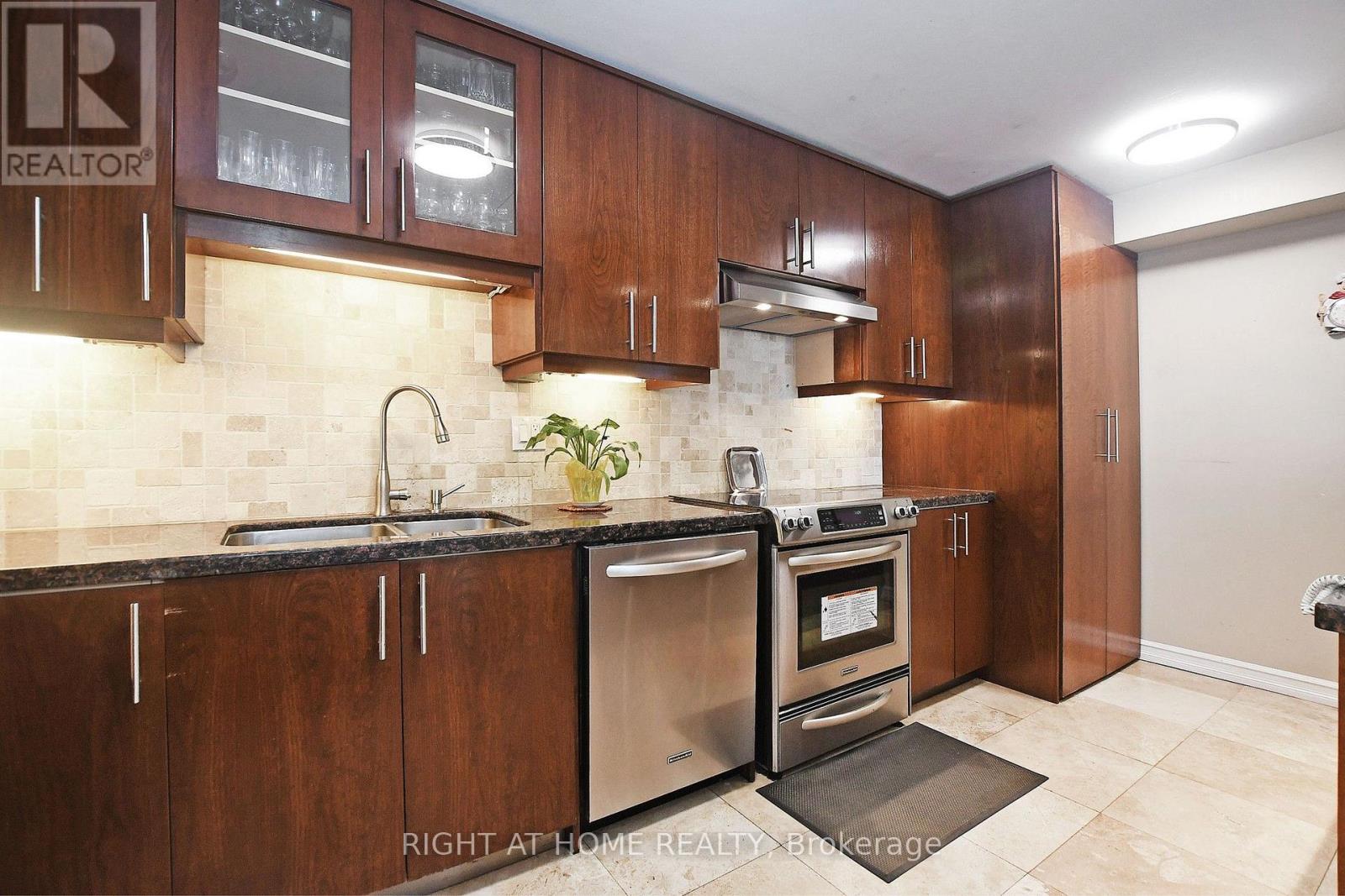 #806 60 INVERLOCHY BOULEVARD - 14