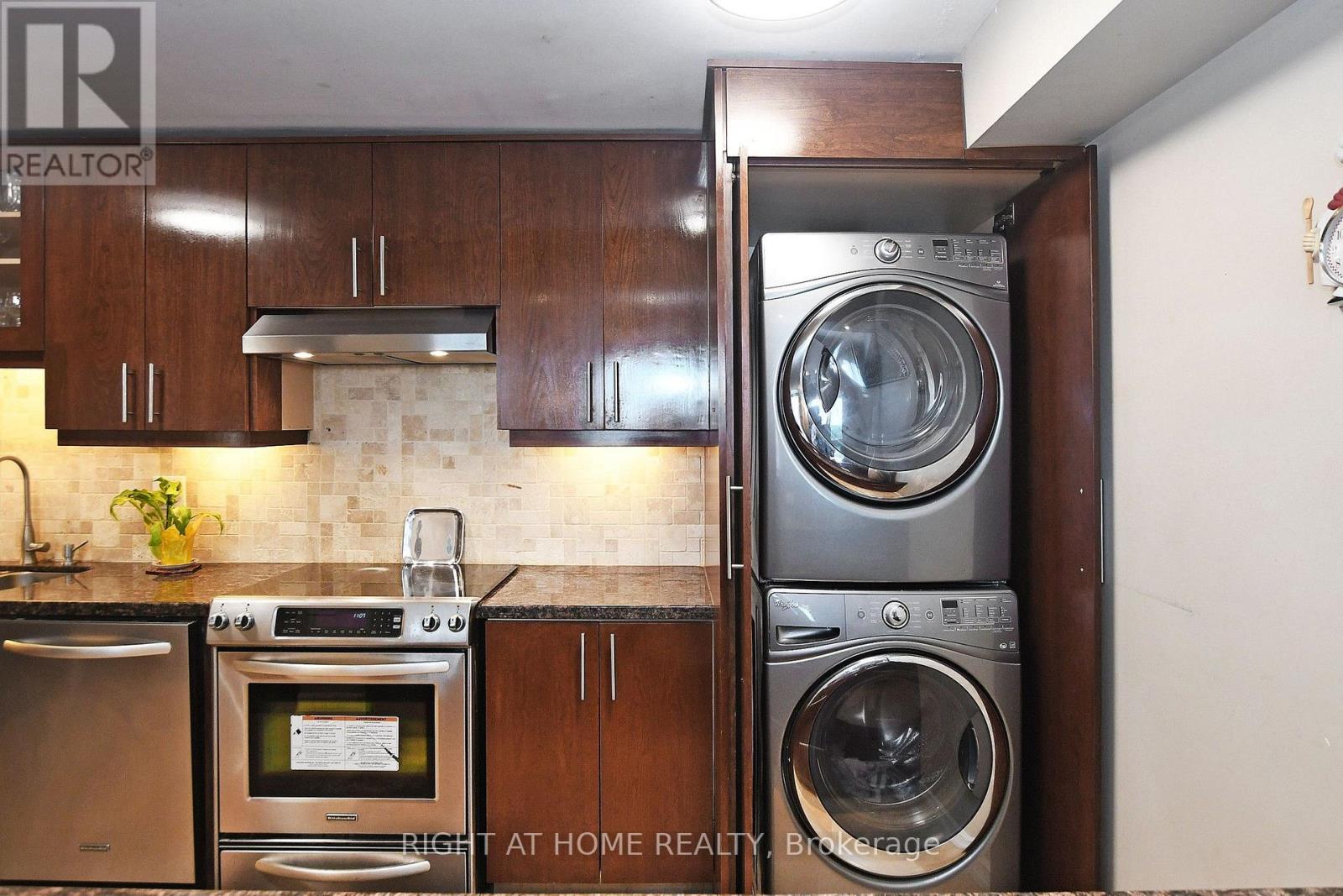 #806 60 INVERLOCHY BOULEVARD - 20