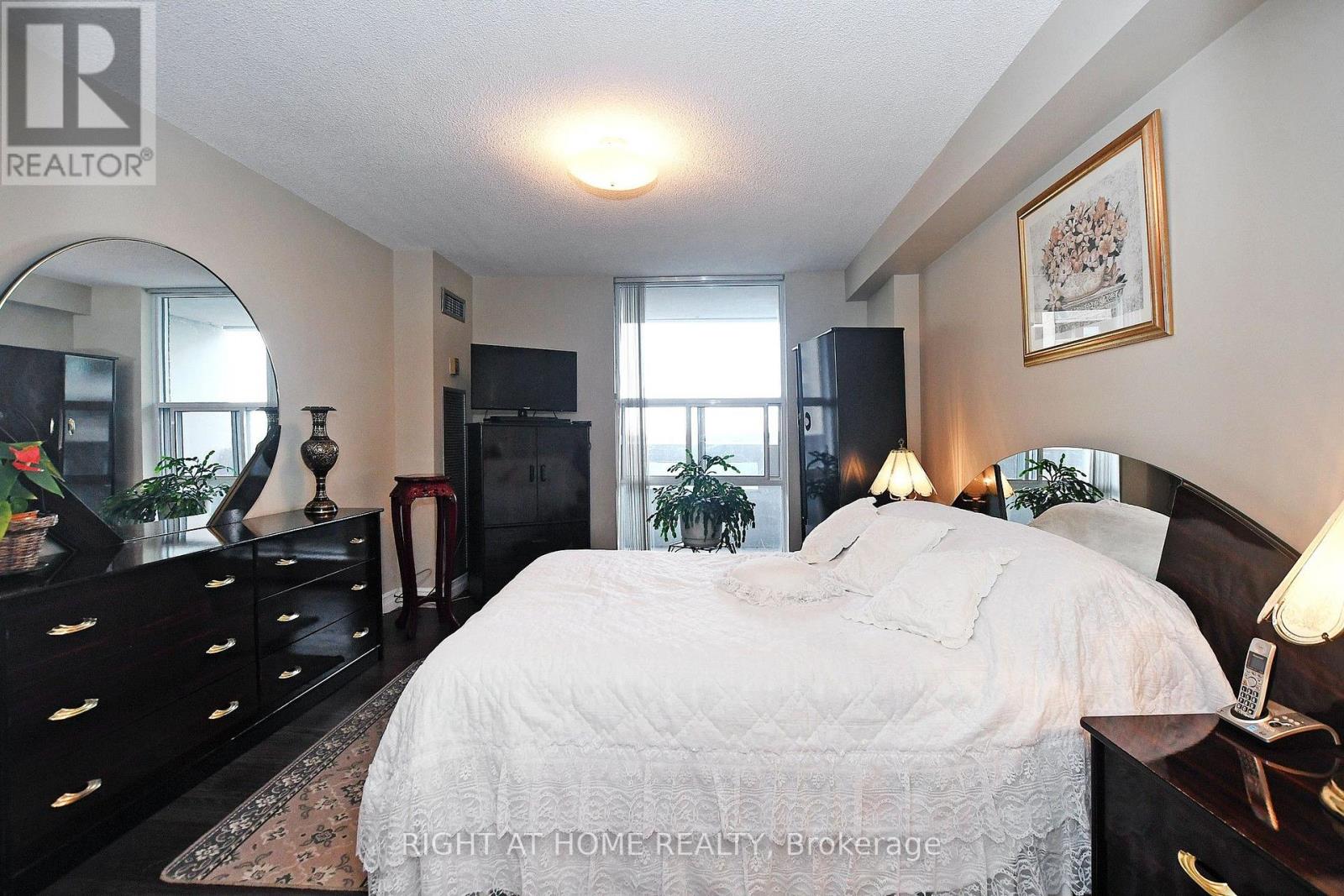 #806 60 INVERLOCHY BOULEVARD - 25