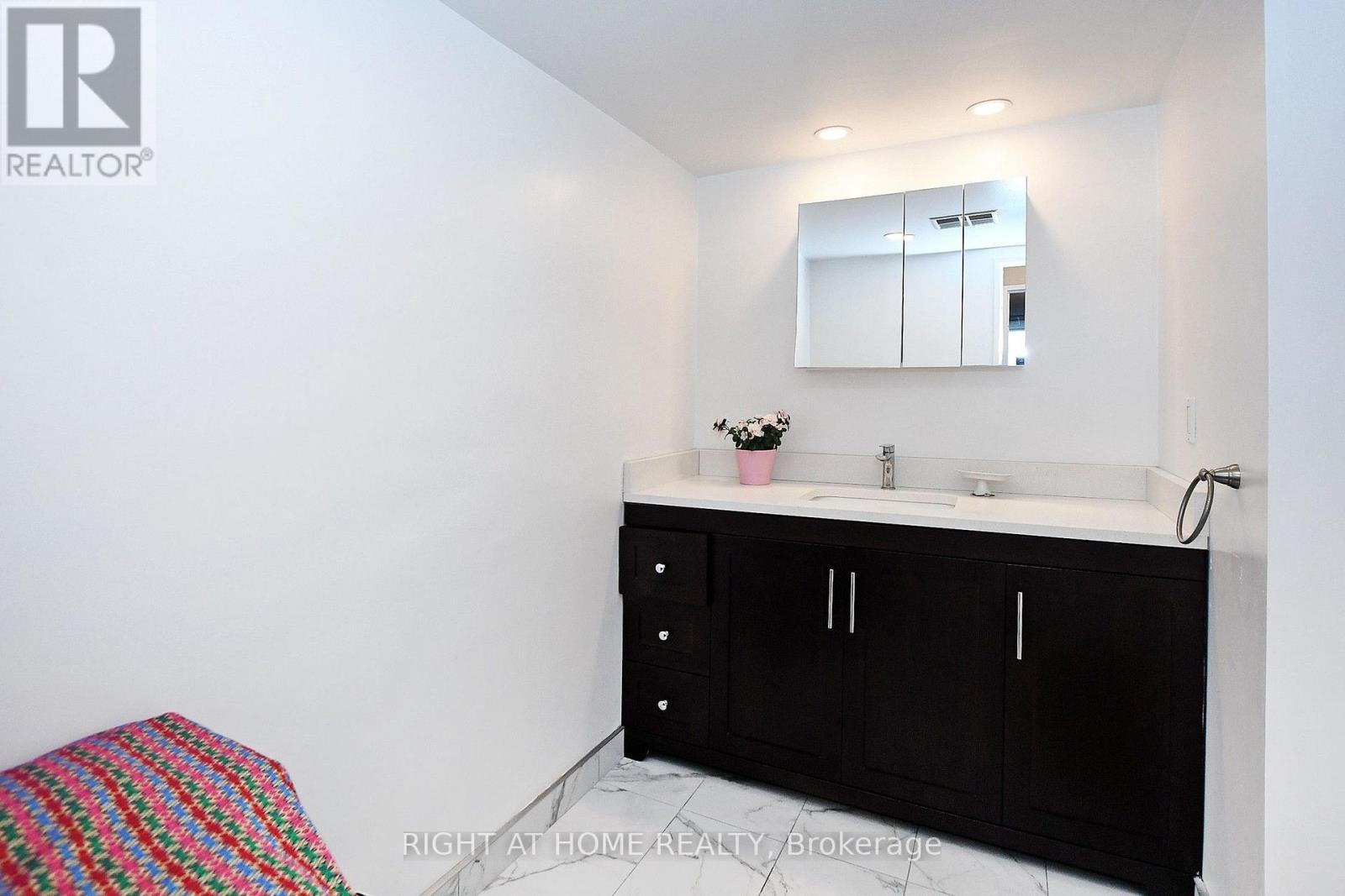 #806 60 INVERLOCHY BOULEVARD - 30