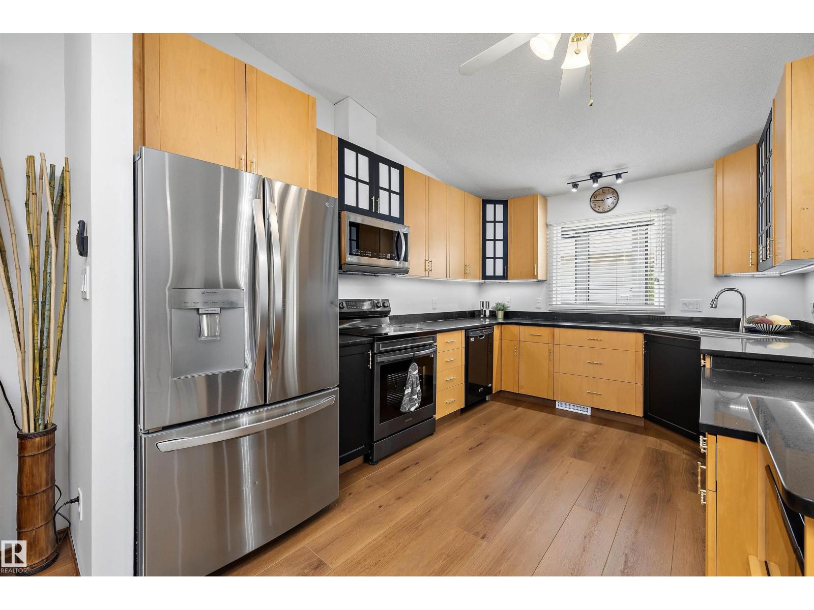 4717 25 Avenue NW - Photo 18