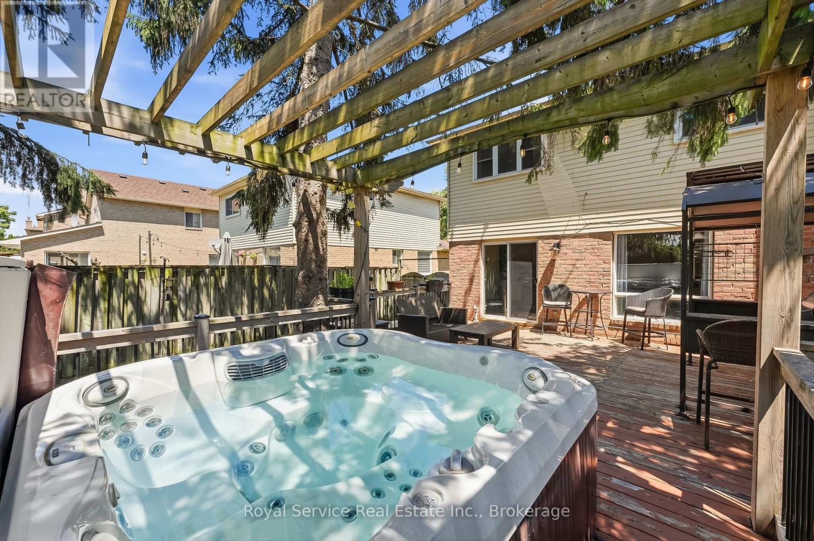 6 GILMOUR DRIVE - 41