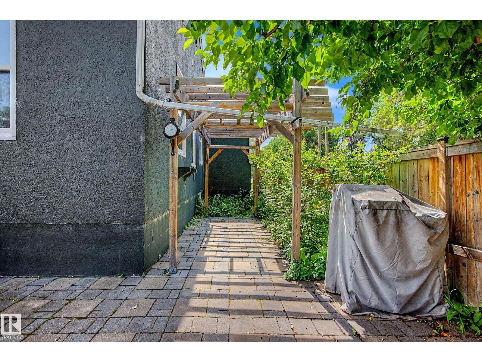 5320 49 AV - Image 53