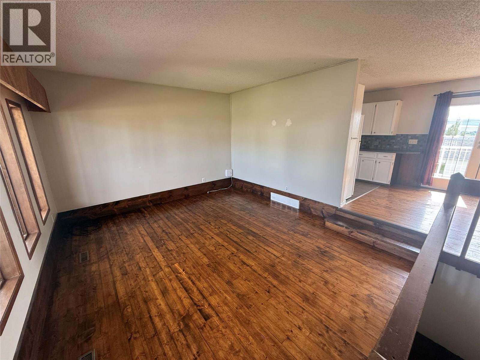 925 Cornwall Crescent - 2