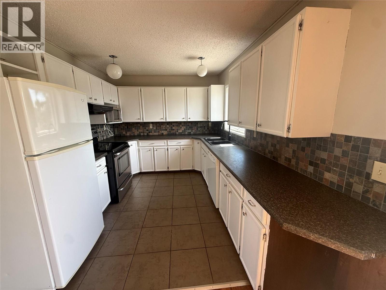 925 Cornwall Crescent - Image 3