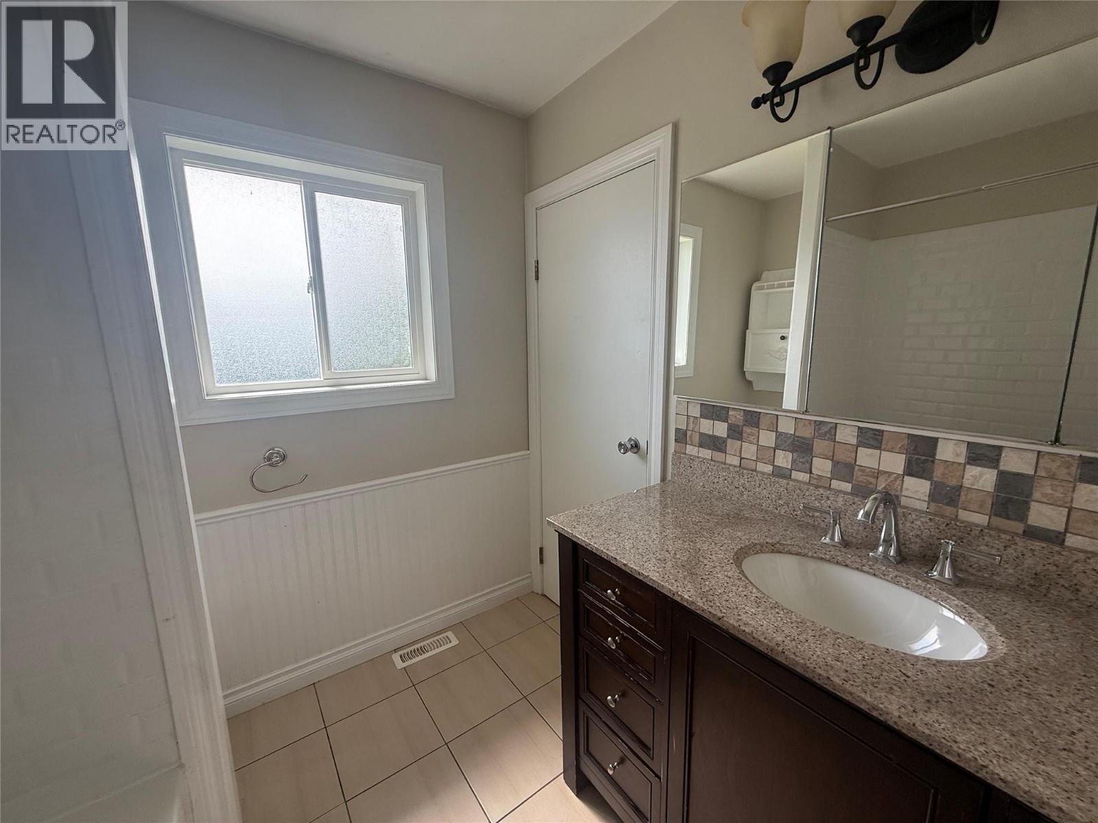 925 Cornwall Crescent - 5