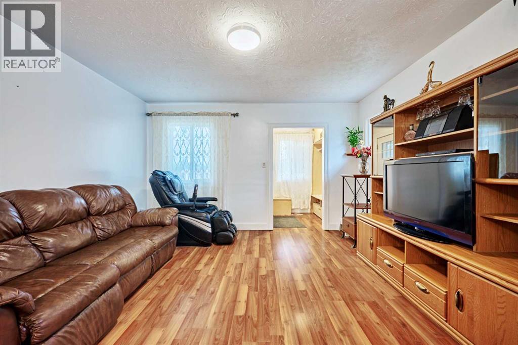702 17 Avenue NW - Image 8
