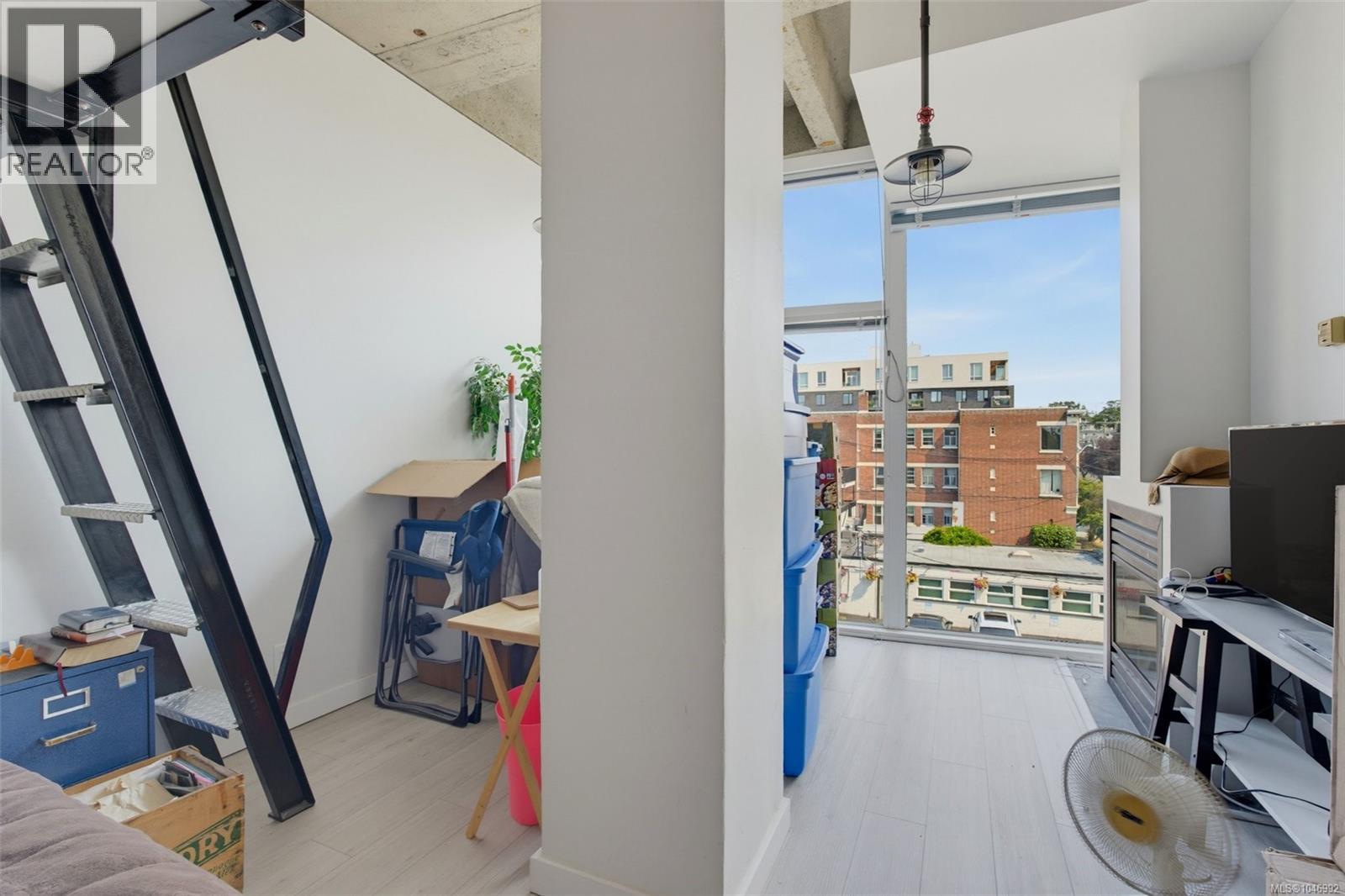 #303 1061 Fort St - Image 17
