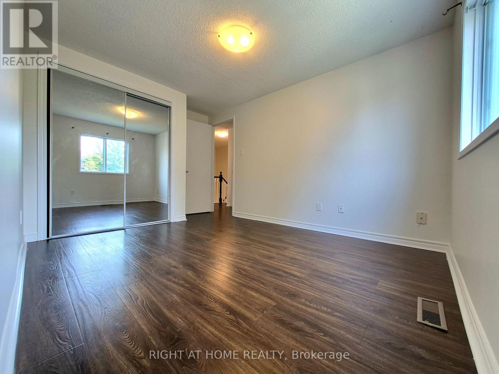 21 MCCULLOCK CRESCENT - 24