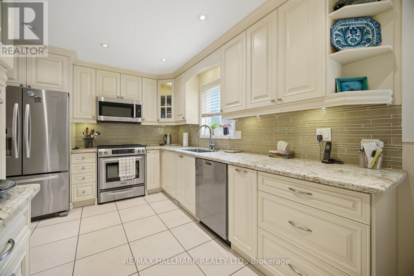 17 WELLESBOURNE CRESCENT - 12