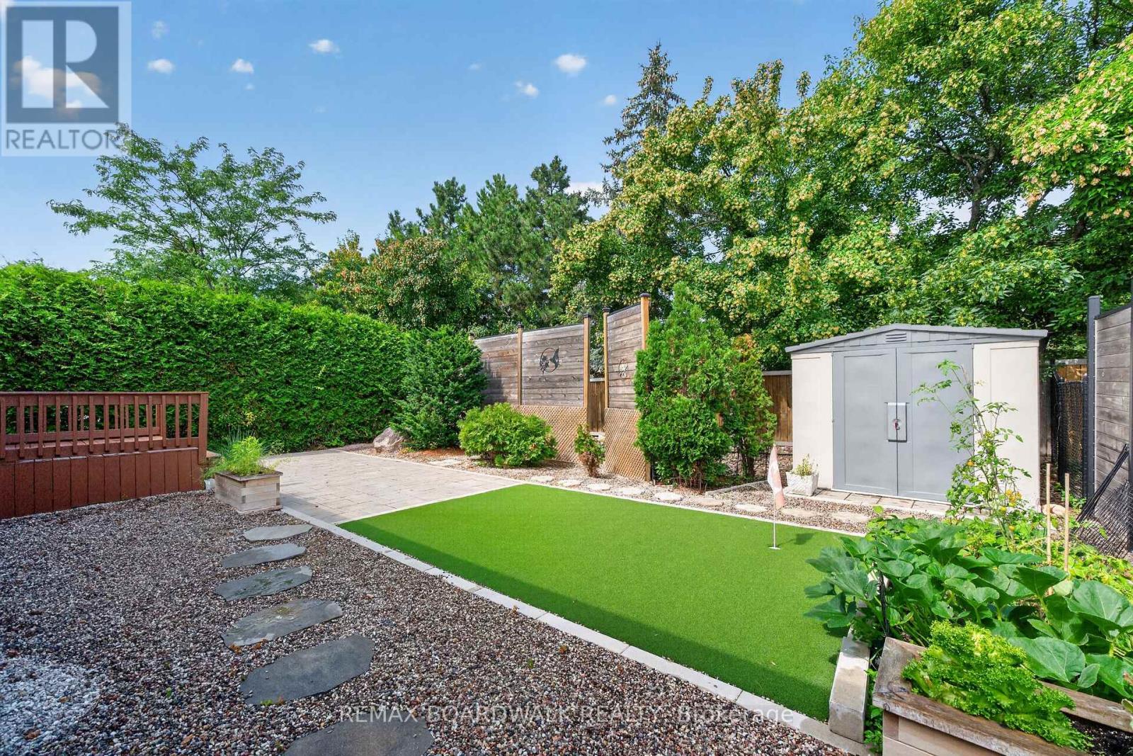 22 BURNSTEAD CRESCENT - 34