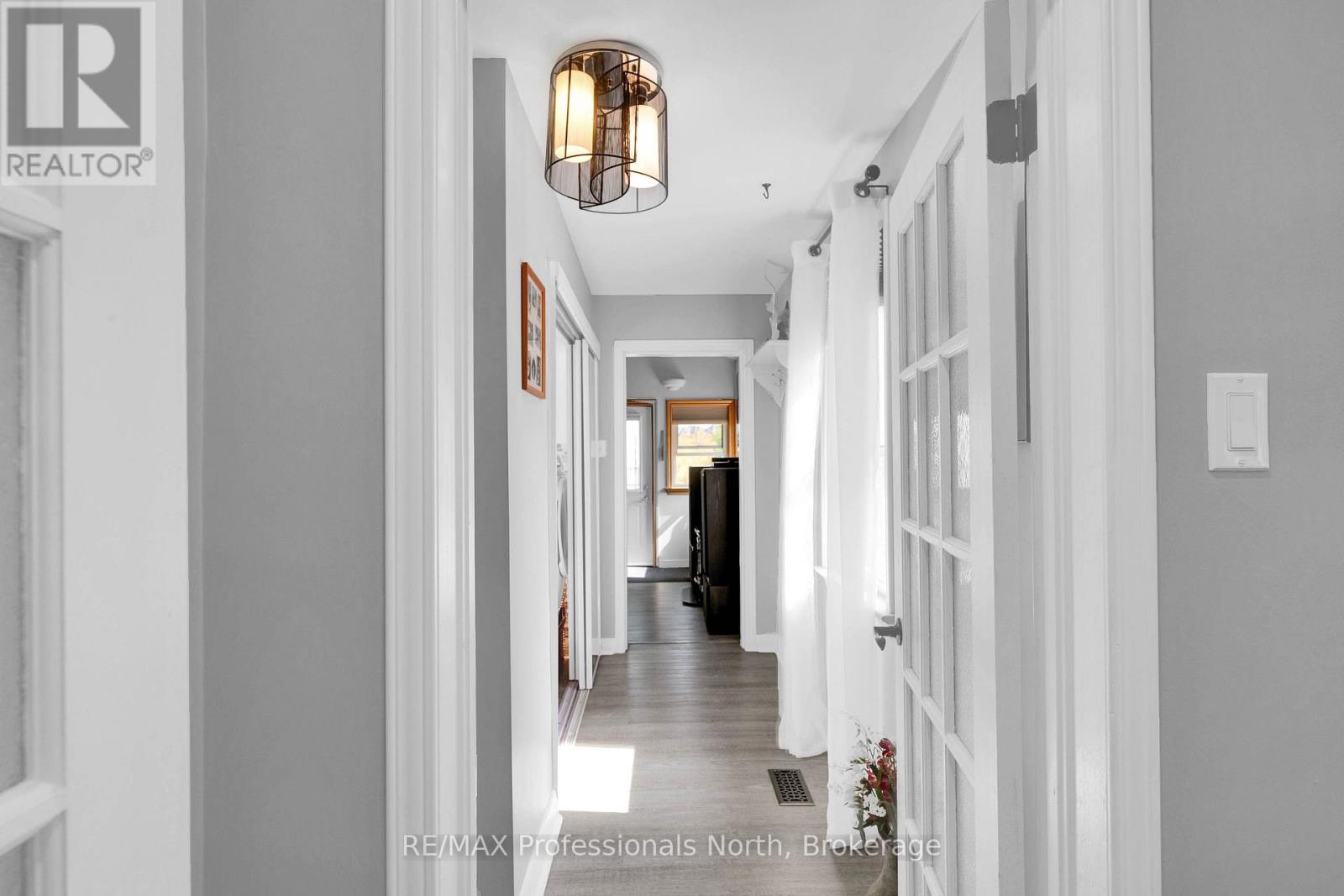 63 THE QUEENSWAY N - Image 16