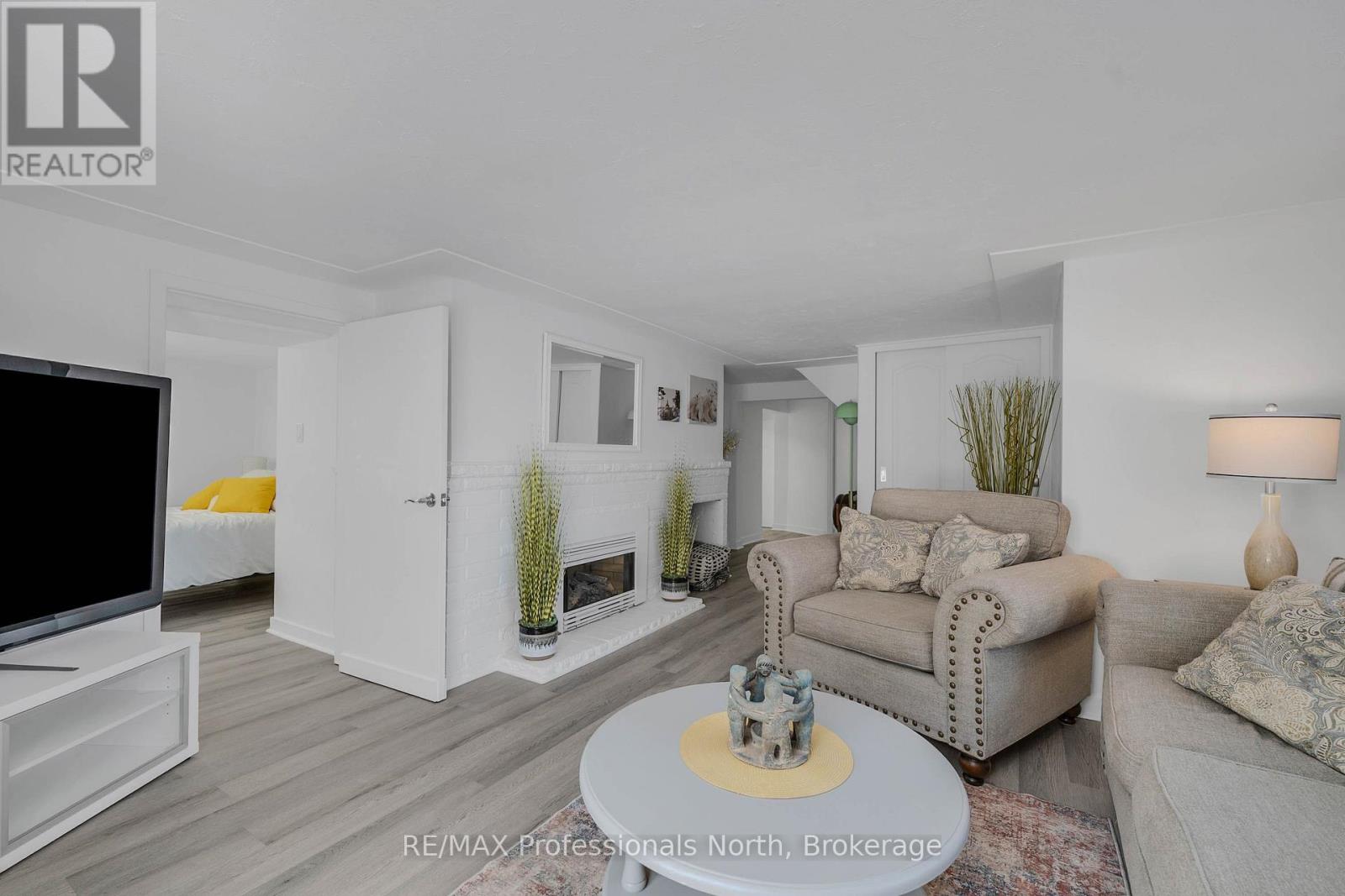 63 THE QUEENSWAY N - Image 33