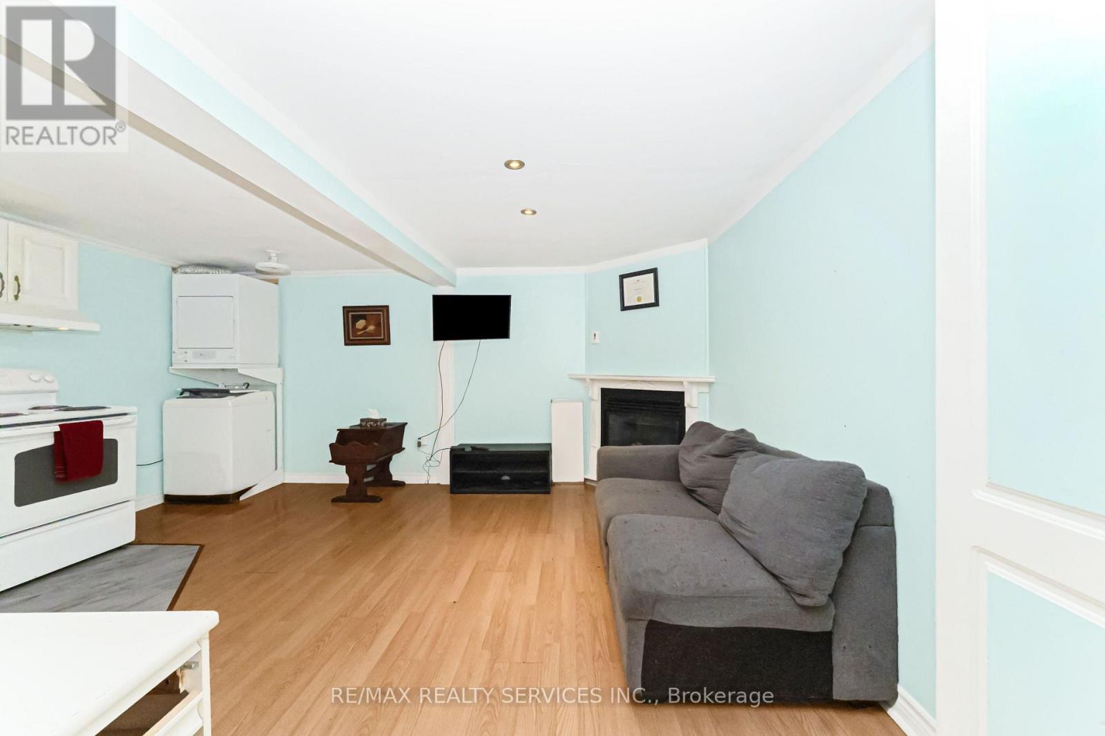 47 HUNTINGWOOD CRESCENT - 34