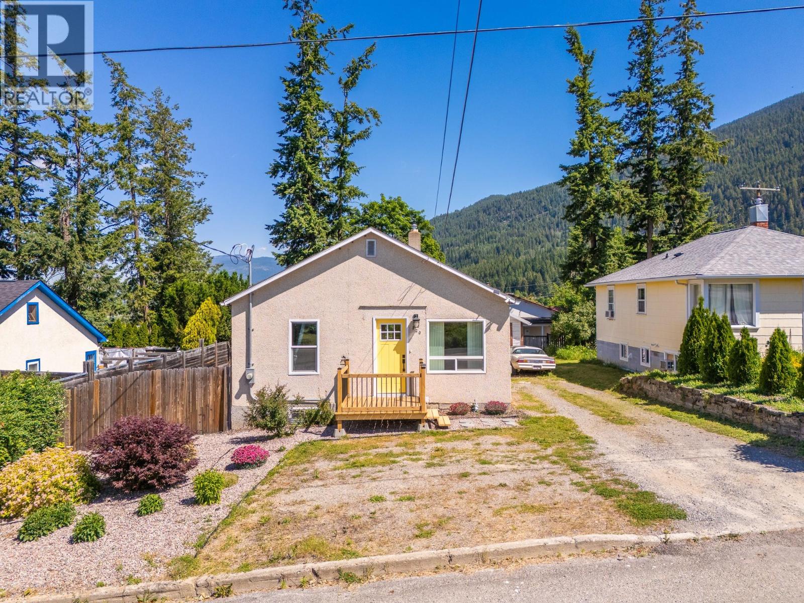 820 IBBITSON Street - 1