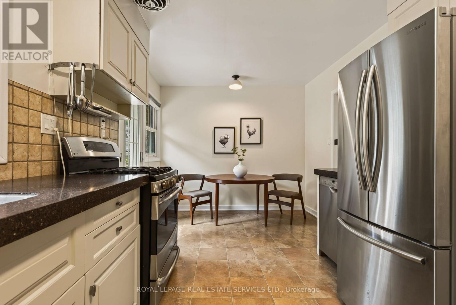 17 LYNNDALE DRIVE - 14