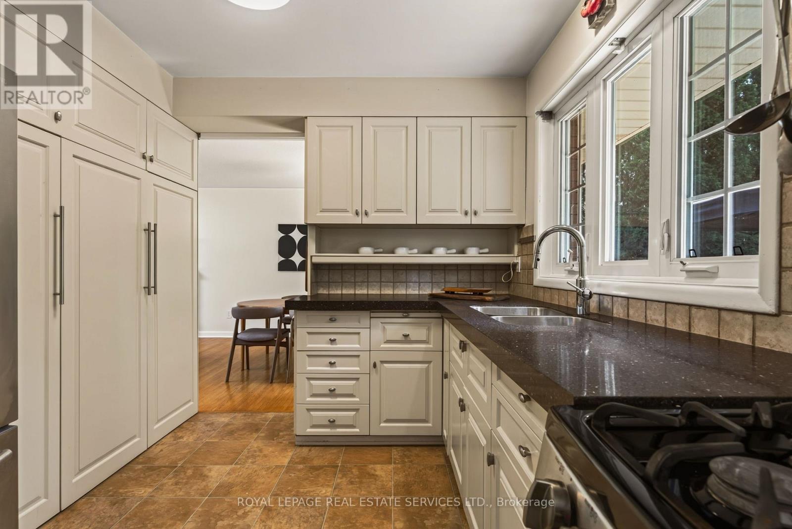 17 LYNNDALE DRIVE - 15