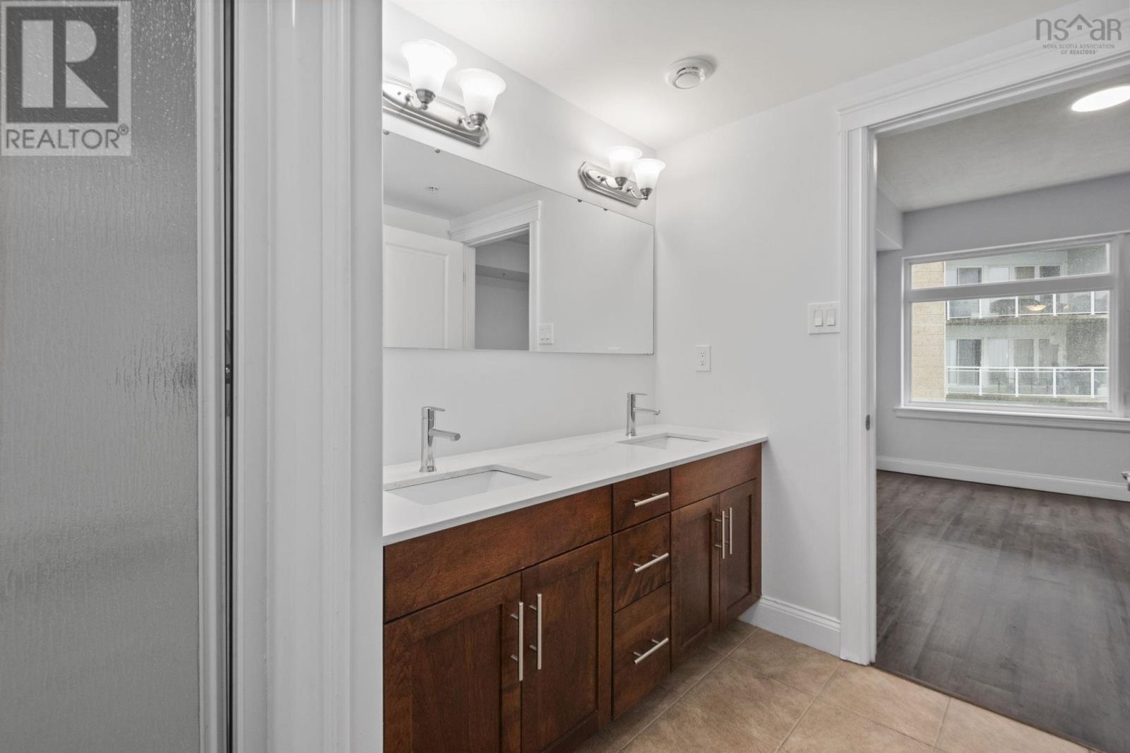 Property 21 of 39 of 811 60 Walter Havill Drive