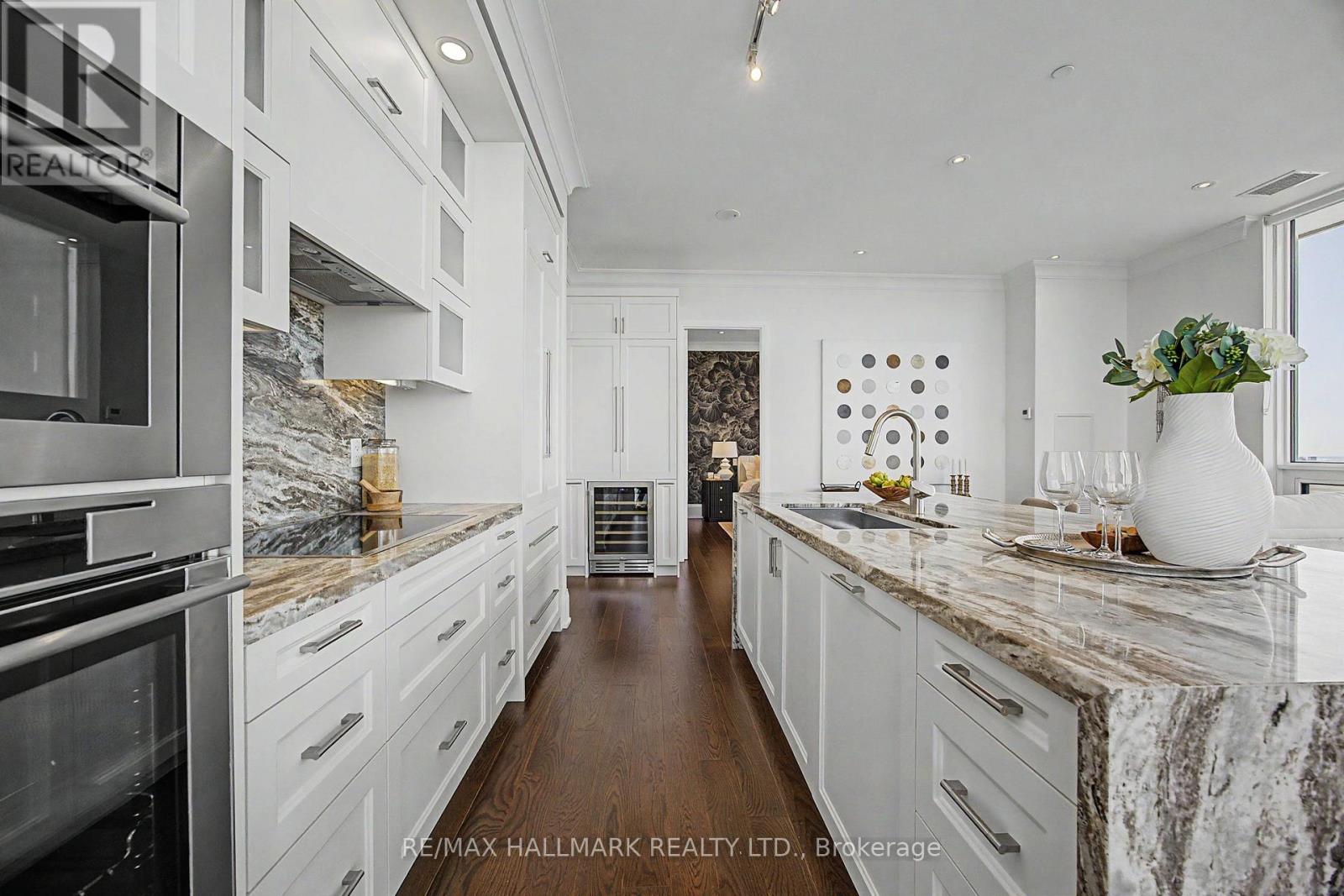 #PH15 101 ERSKINE AVENUE - Image 15