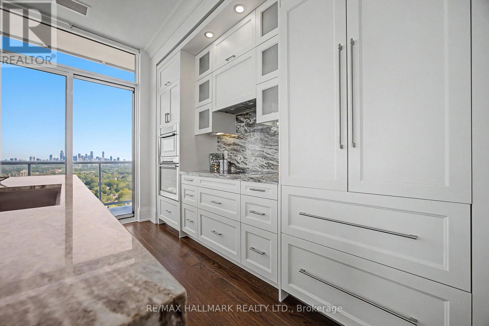 #PH15 101 ERSKINE AVENUE - Image 13