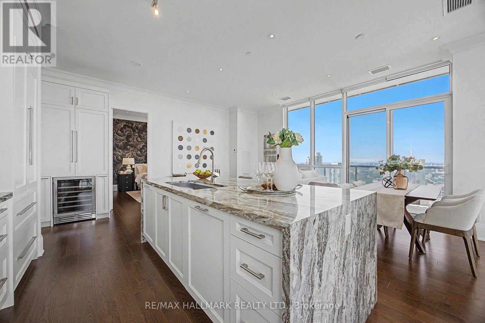 #PH15 101 ERSKINE AVENUE - Image 14