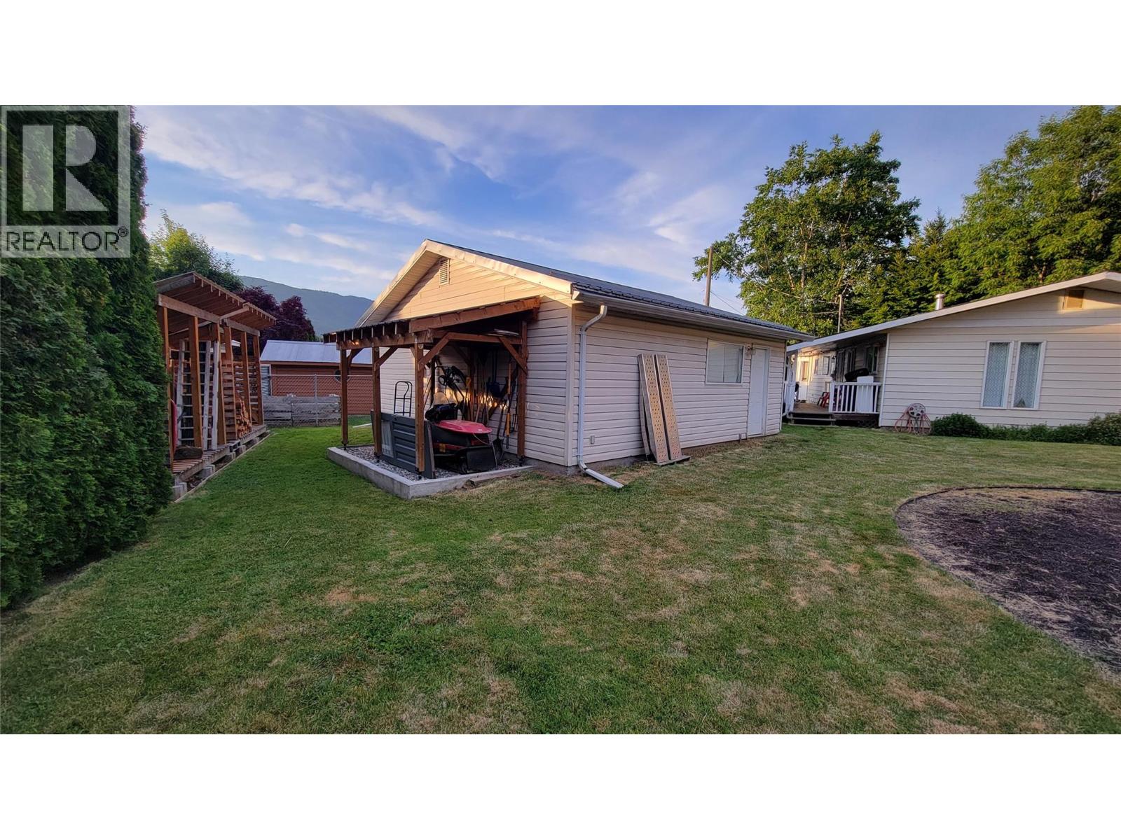 422 Dogwood Avenue, Sicamous