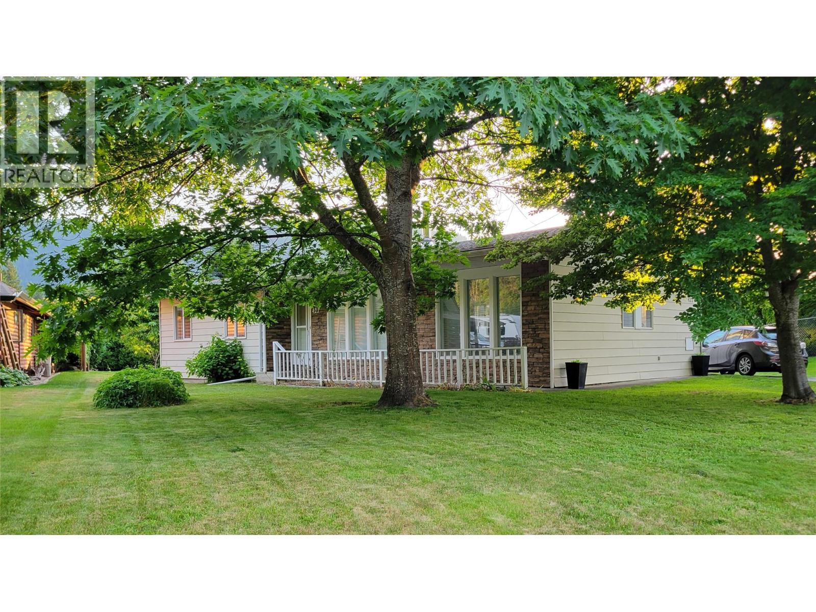 422 Dogwood Avenue, Sicamous