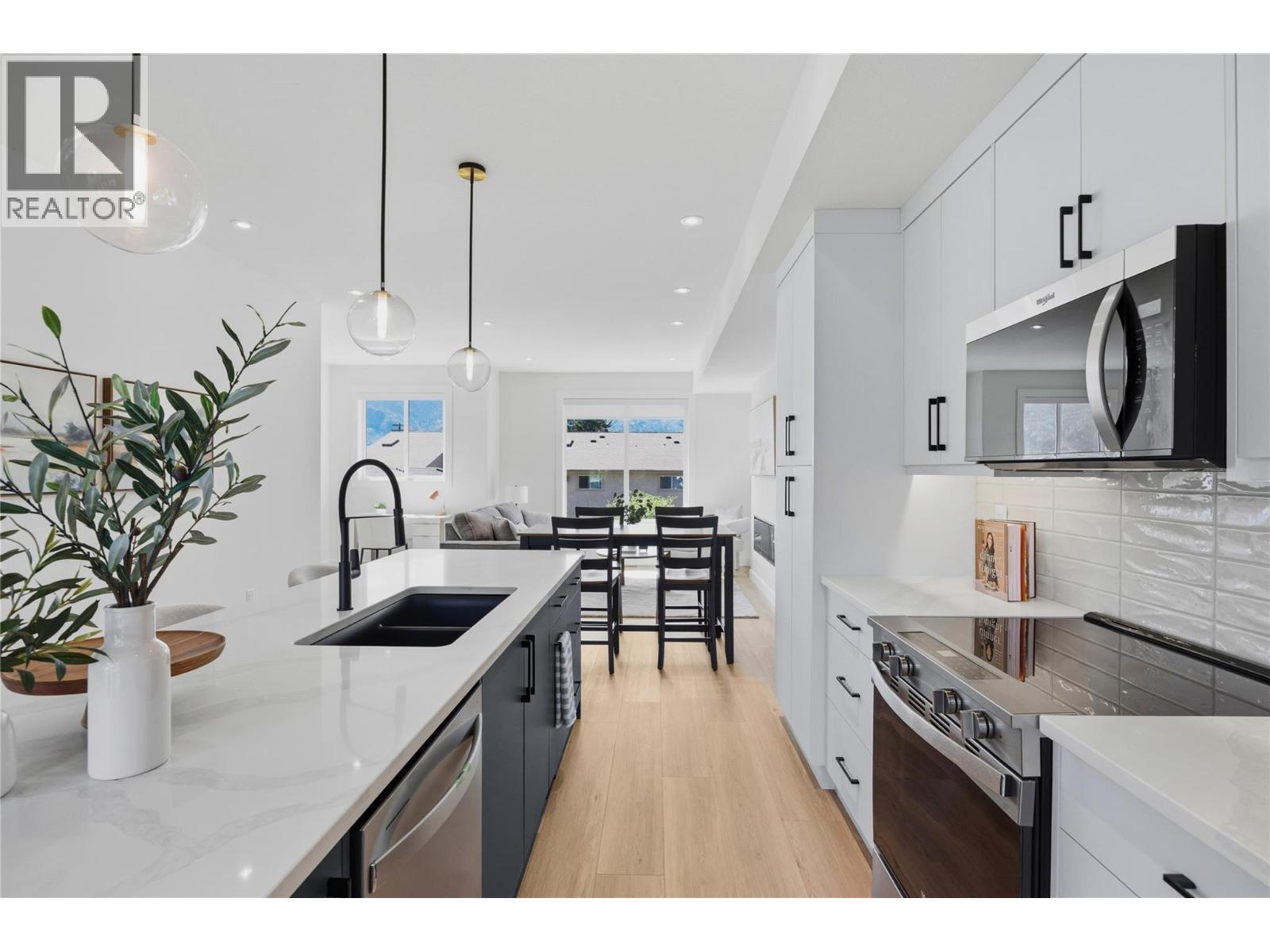 #101 143 Green Avenue - 2